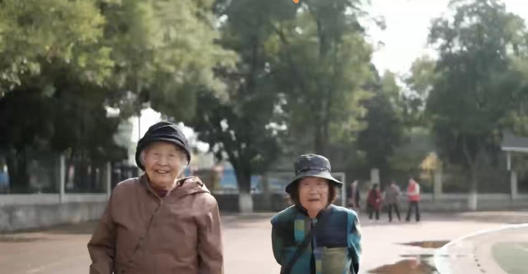 西北师大举办第二十二届“敬老月”系列活动——离退休教职工重阳节“健步走”活动